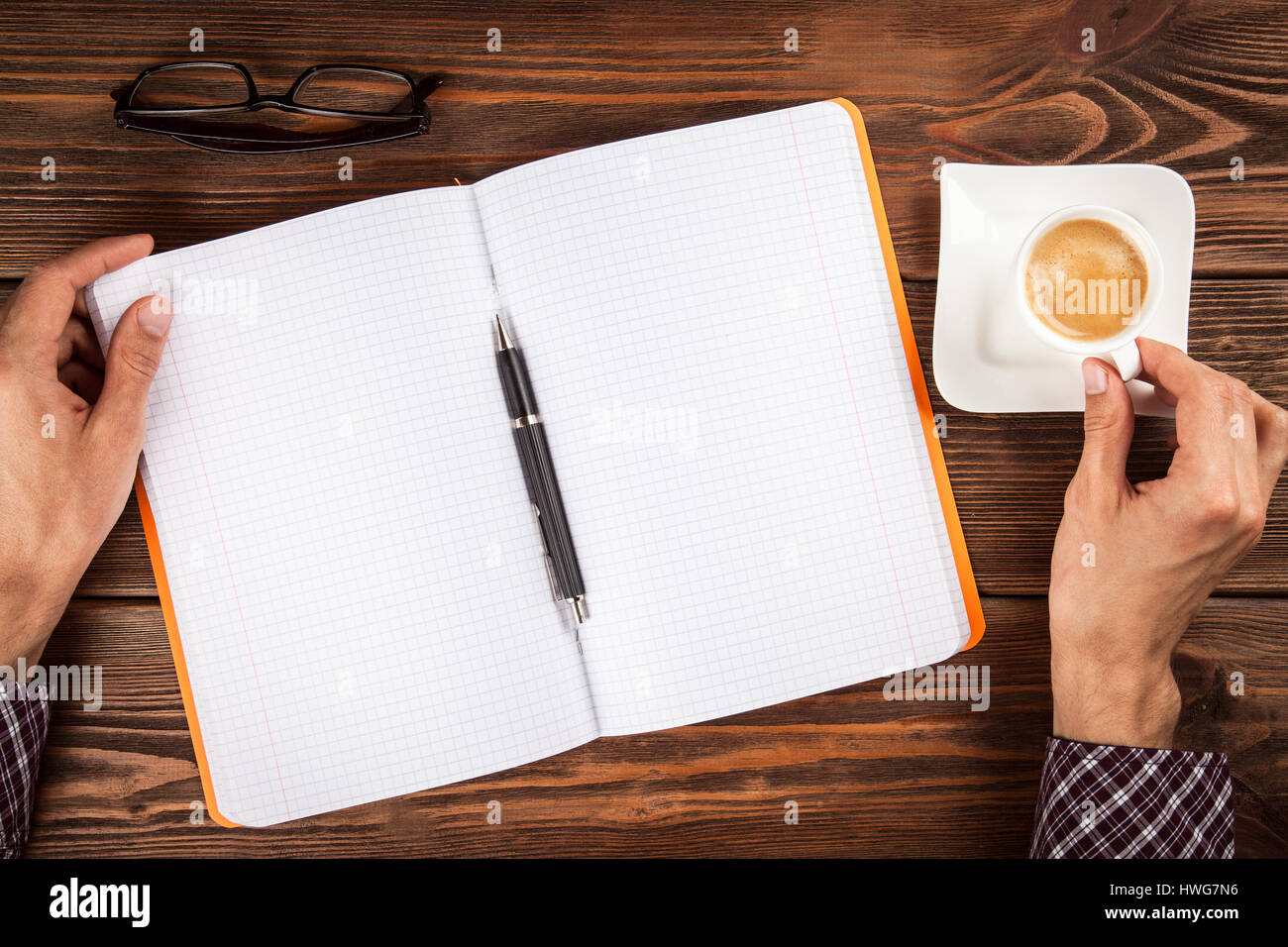 Cahier sur une table en bois Banque D'Images