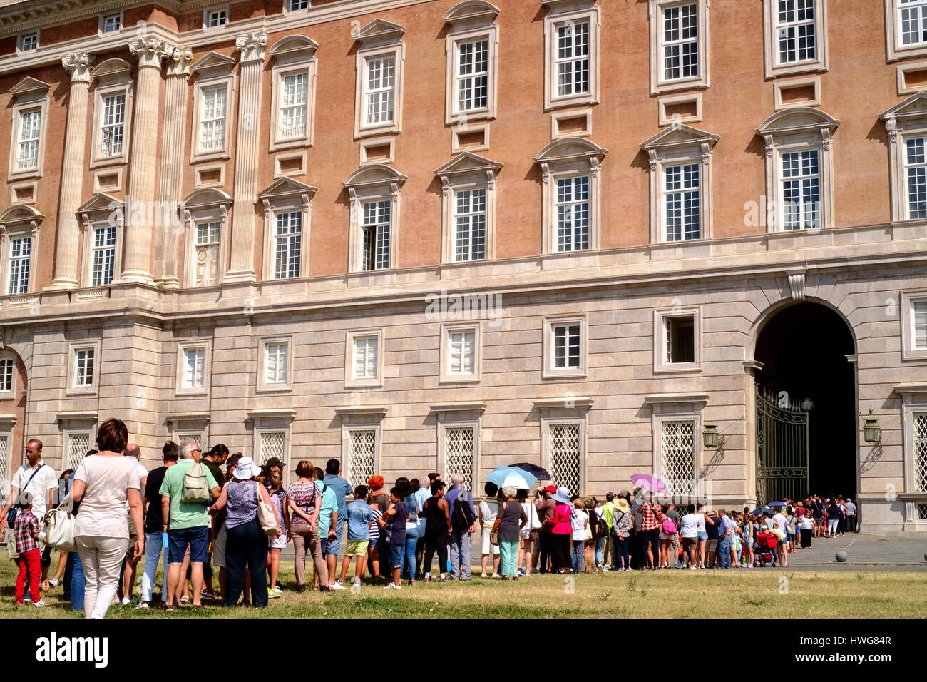 Caserta, Italie - 24 août 2016 - File d'attente de touristes devant le Palais Royal de Caserte (en italien : Reggia di Caserta) entrée. Banque D'Images