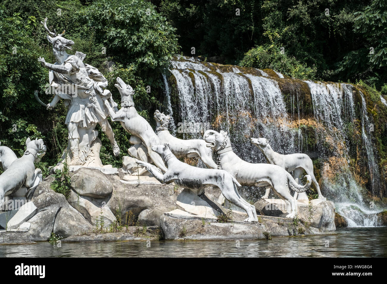 Tête de cerf Atteone seront créés par elles-mêmes les chiens : Groupe de sculptures au Jardin du Palais Royal de Caserte. Banque D'Images