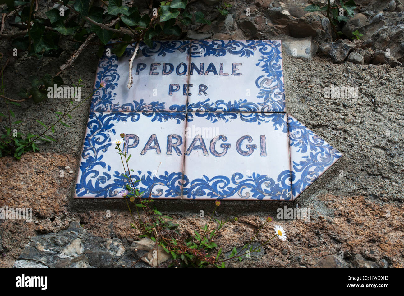 Portofino : signe de céramique du sentier pédestre sur la falaise de Portofino à Paraggi, village de pêche italien célèbre pour son eau bleue cristalline Banque D'Images