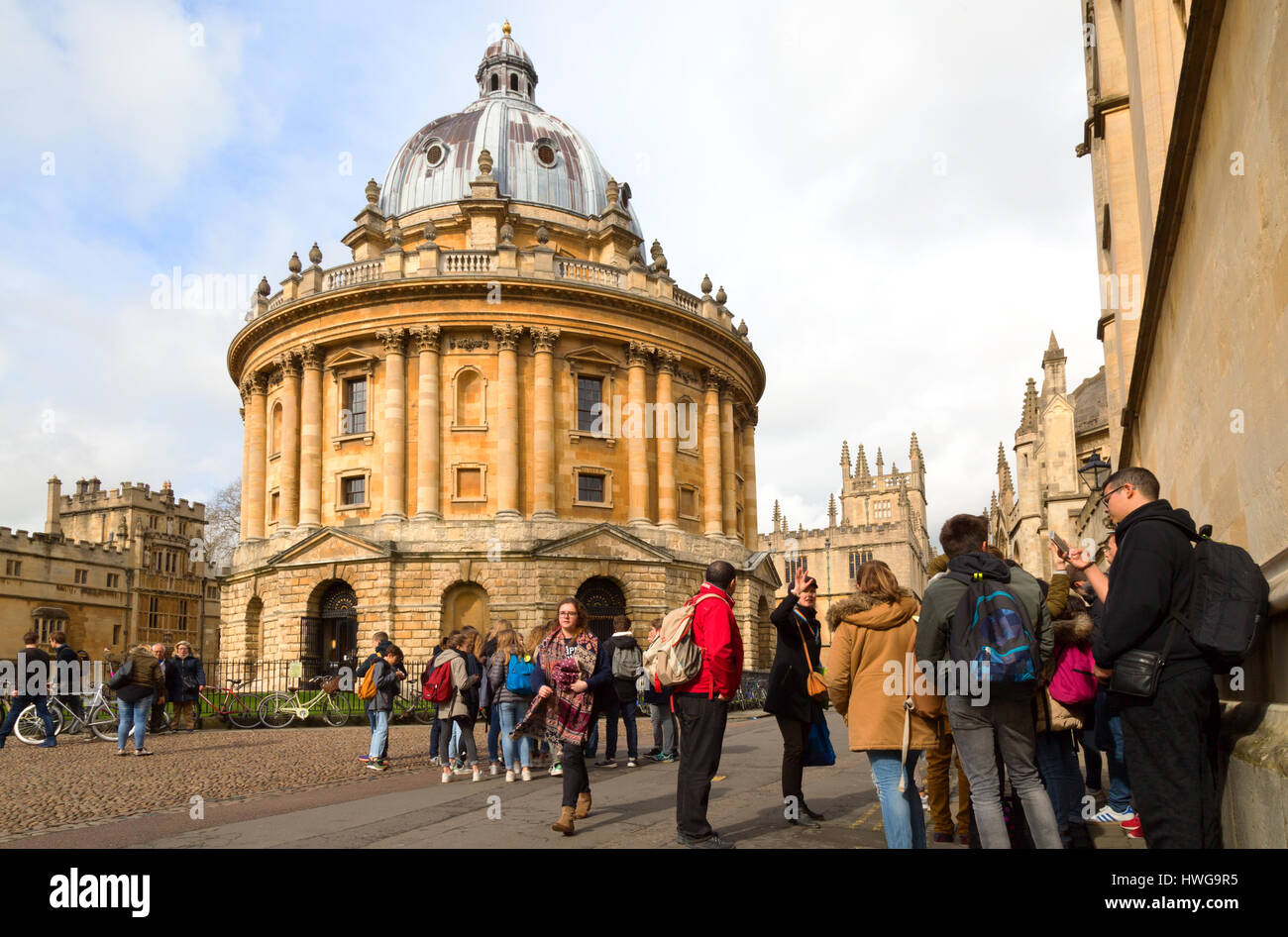Les étudiants de l'Université d'Oxford Radcliffe Camera, centre-ville d'Oxford, Oxford UK Banque D'Images