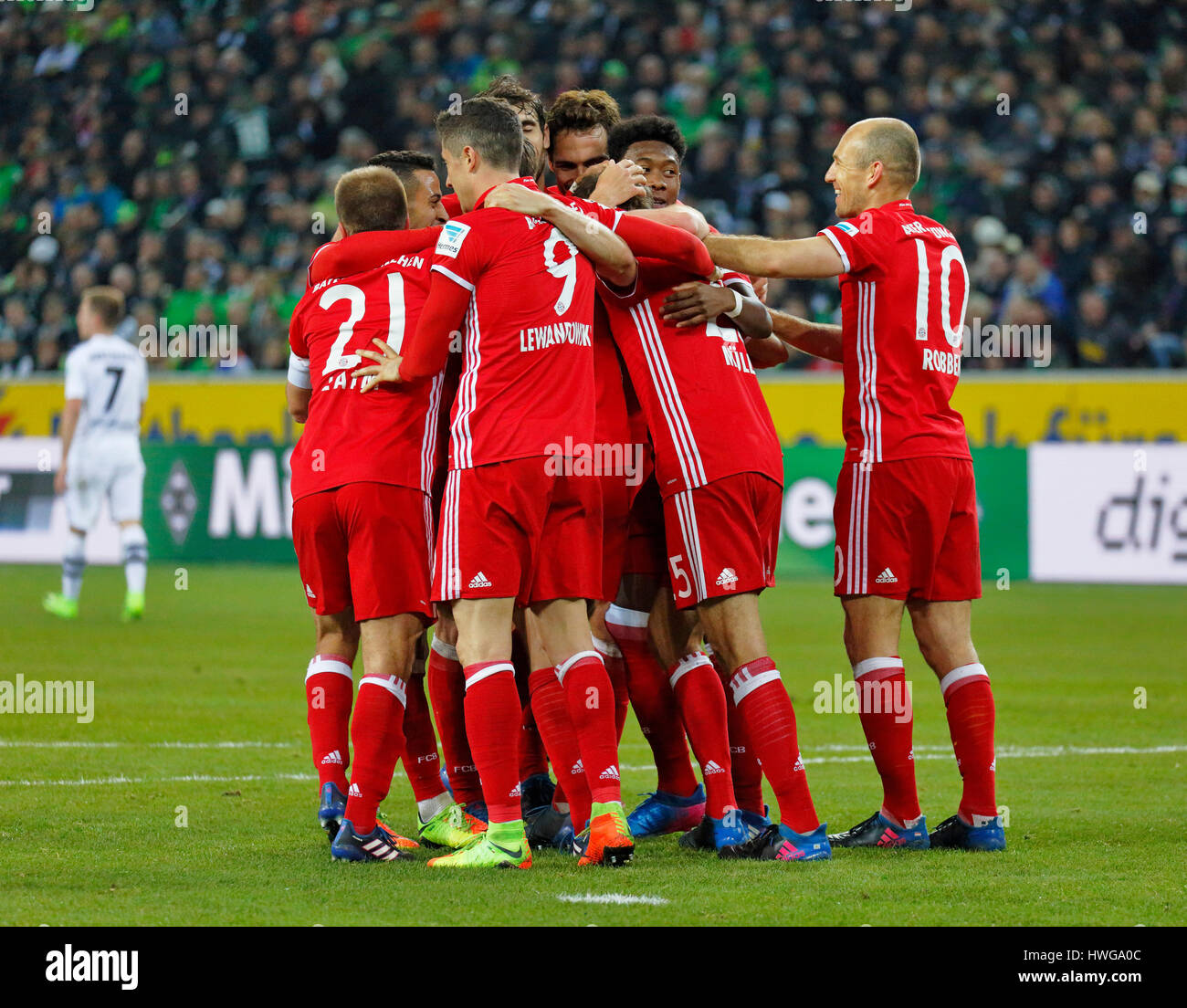 Sports, football, Bundesliga Borussia Moenchengladbach, 2016/2017, contre le FC Bayern Munich 0:1, stade Borussia Park, la joie au 0:1 but gagnant à Munich, f.l.t.r. Philipp Lahm (FCB), Thiago Alcantara (FCB), Robert Lewandowski (FCB), Mats Julian Banque D'Images