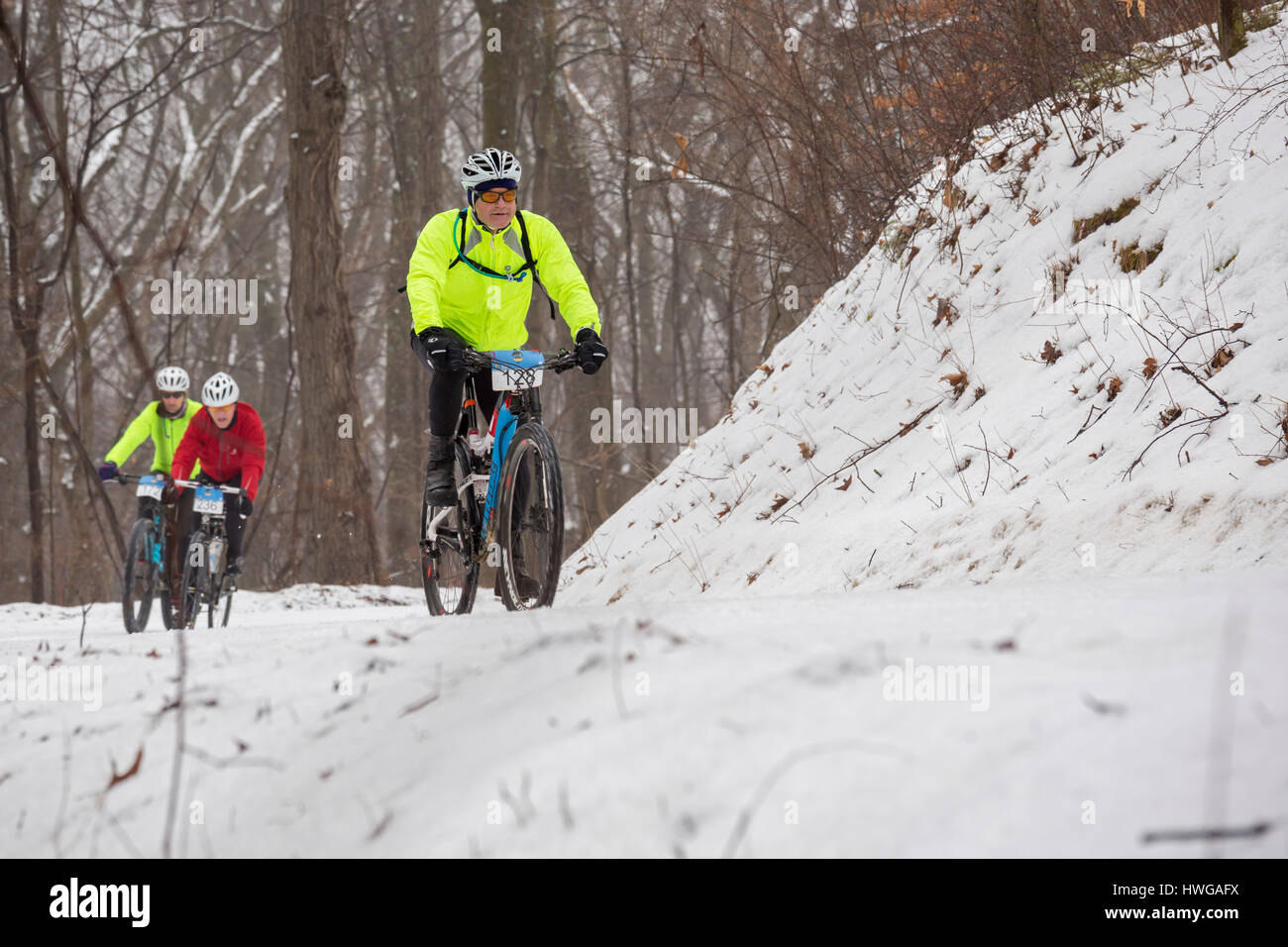 Grass Lake, Michigan - Cavaliers dans le 50K Waterloo G&G de gravier de la race sur les routes à travers le Waterloo State Recreation Area. Banque D'Images
