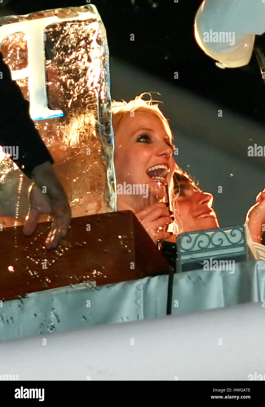 Photo Exclusive de Britney Spears drinking champagne at night club, pur, à Las Vegas le réveillon du Nouvel An, le 31 décembre 2006. Spears plus tard s'est effondrée et a dû être effectué du club. Crédit photo : Francis Specker Banque D'Images