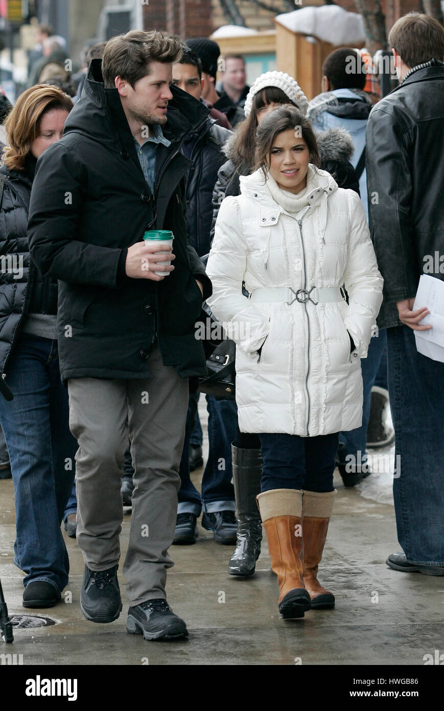 L'actrice America Ferrera, droite, et son petit ami, Ryan Piers Williams , sur la rue Main au Festival du Film de Sundance à Park City, Utah le 25 janvier 2010. Photo par Francis Specker Banque D'Images