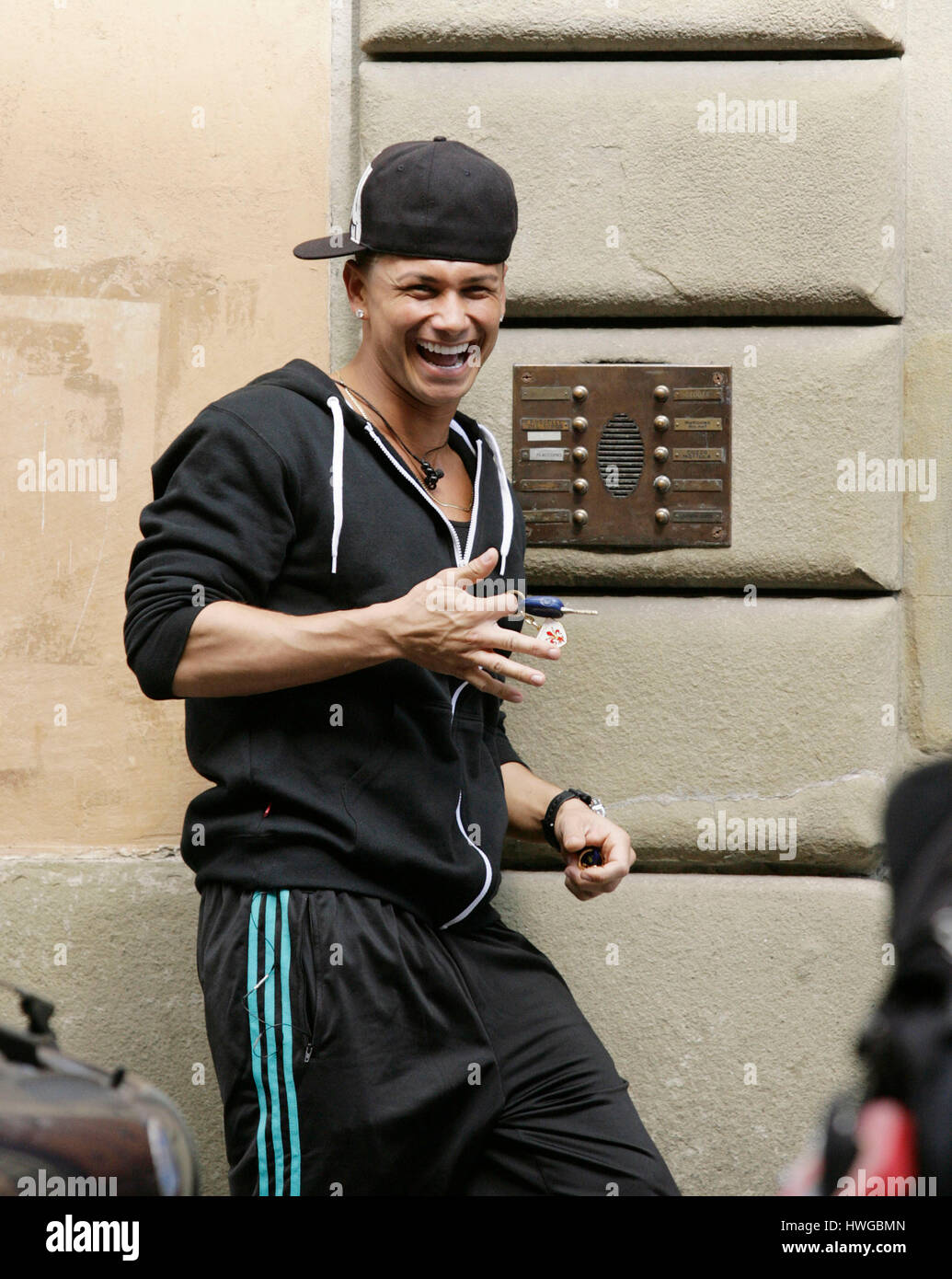 DJ Pauly D à l'entrée de son immeuble au cours de la quatrième saison de MTV's 'Jersey Shore' à Florence, Italie, le 14 mai 2011. Photo par Francis Specker Banque D'Images