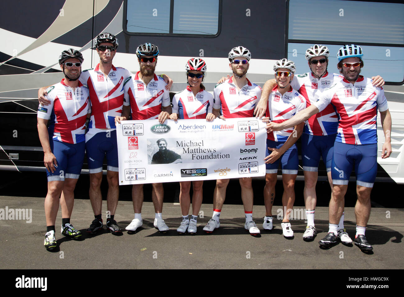 Adam Mackie, James Matthews, James Middleton, Pippa Middleton, Justin Johanneson, Loïc Lapeze, Ralph Firman, et Jon Bartholdson posent pour une photo de l'équipe avant la course à travers l'Amérique le 14 juin 2014, à Oceanside, Calilfornia. Photo par Francis Specker Banque D'Images