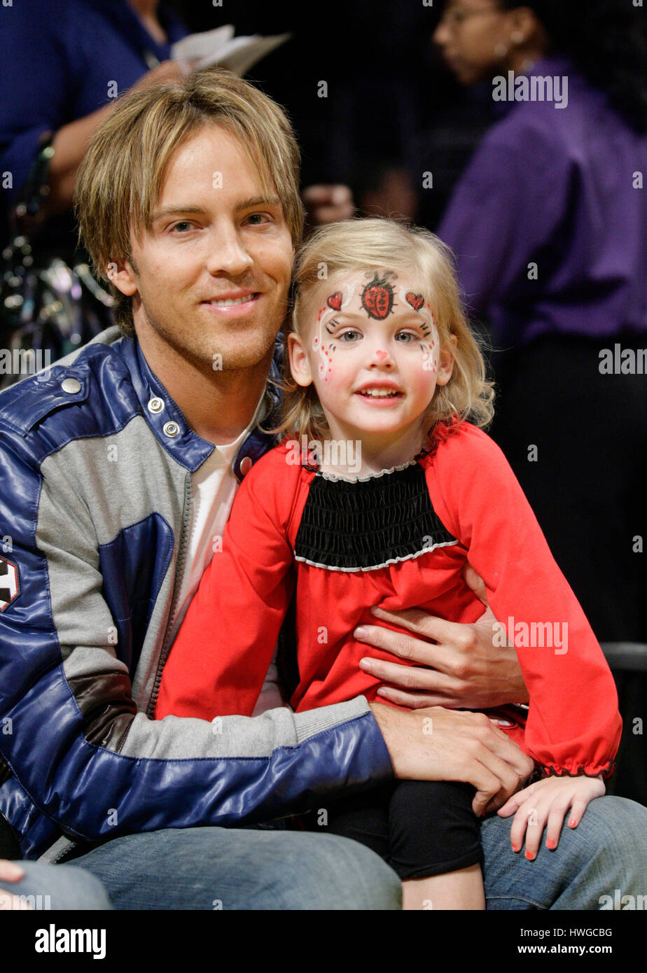 Larry Birkhead et sa fille Dannielynn Birkhead à Los Angeles le 8 novembre 2009. Birkhead