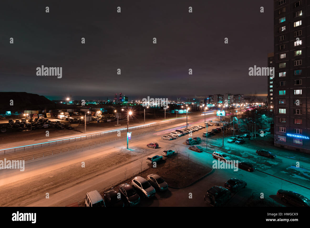 Maisons plusieurs étages d'une grande ville la nuit. Banque D'Images