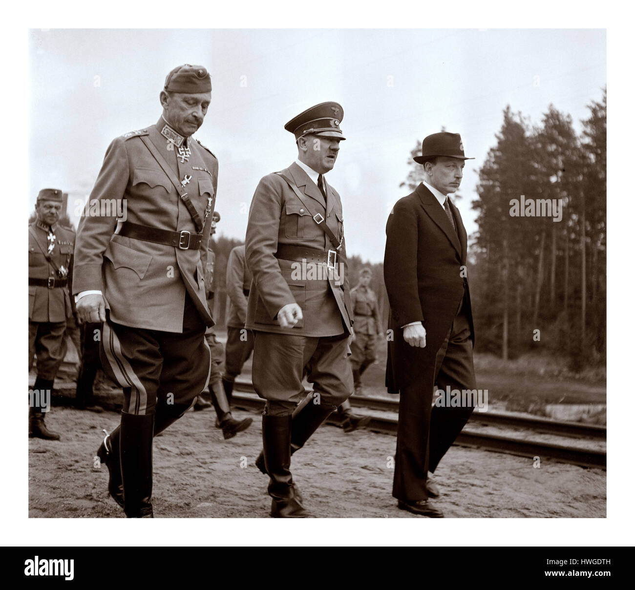 MANNERHEIM / HITLER Adolf Hitler a décidé de visiter la Finlande le 4 juin 1942, officiellement pour féliciter de son 75e anniversaire de Mannerheim. Mannerheim, mais n'a pas voulu le rencontrer dans son quartier général de Mikkeli ou à Helsinki, comme il aurait semblé comme une visite d'État officielle. La rencontre a eu lieu près de Imatra, dans le sud-est de la Finlande, et a été organisée dans le secret de l'Aérodrome Immola, Hitler, accompagné par le Président Ryti, a été conduit à l'endroit où nous attendait à Mannerheim une voie de garage. La réunion n'était pas concluant... Banque D'Images