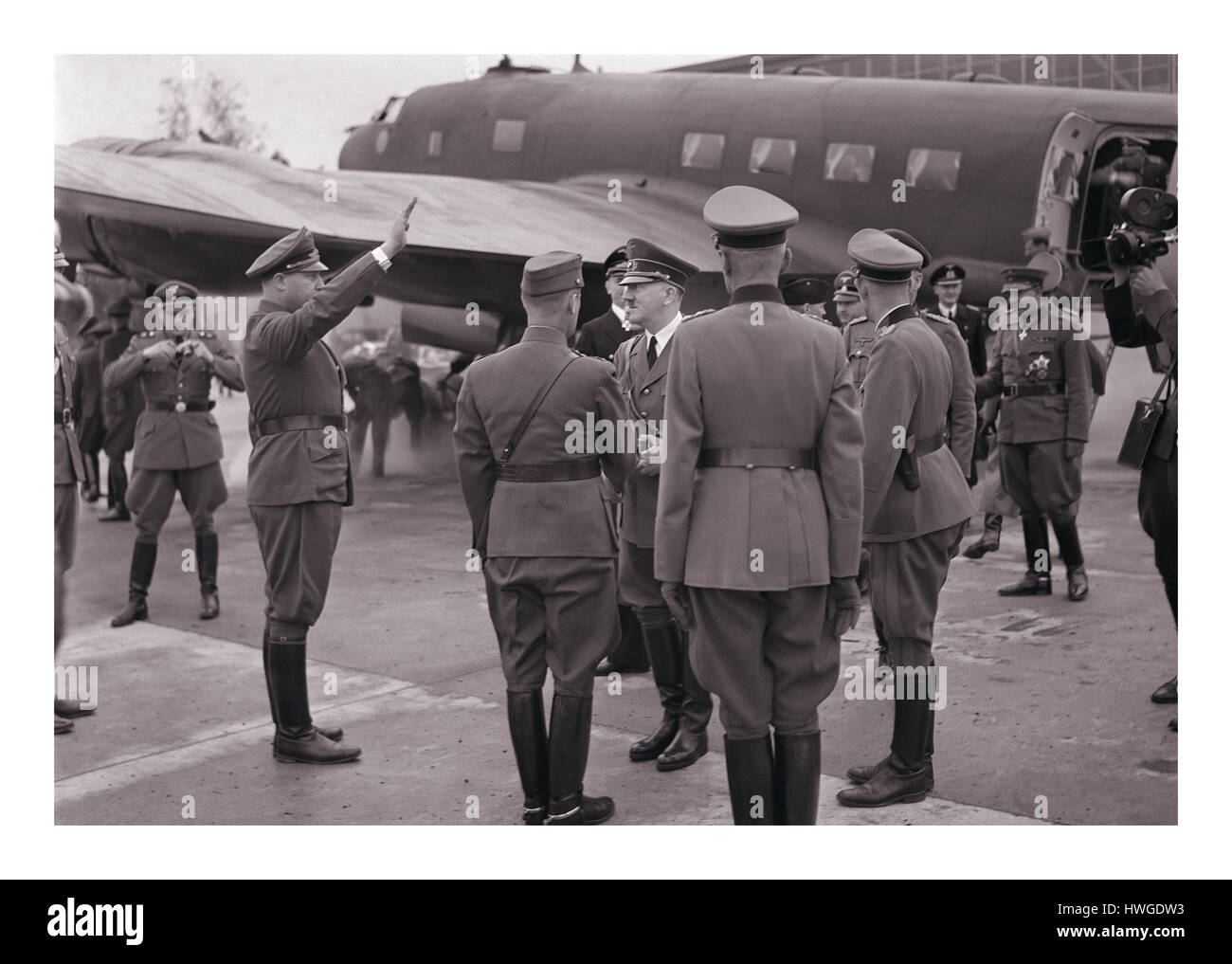 Adolph Hitler et Keitel arrivent à immola la Finlande le 4 juin 1942 C'est le finnois, le maréchal Carl Gustav Mannerheim's 75e anniversaire. Adolf Hitler a profité de cette occasion pour voler à la Finlande pour féliciter en personne et Mannerheim pour discuter de nombreuses questions importantes, la réunion a eu lieu à l'est de la Finlande dans la zone de l'aérodrome Immola, près de la ville d'Imatra. Après cette réunion, Mannerheim a joué un jeu d'attente longue et n'est pas devenu un allié de l'Allemagne contre l'axe.. une très sage décision ! Banque D'Images