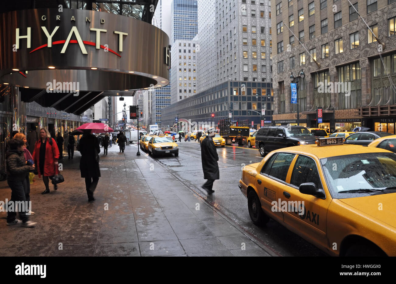 New York, USA - Avril 06, 2014 : en attente d'un taxi à l'extérieur de l'hôtel Grand Hyatt sur East 42nd Street sur un matin humide. Banque D'Images