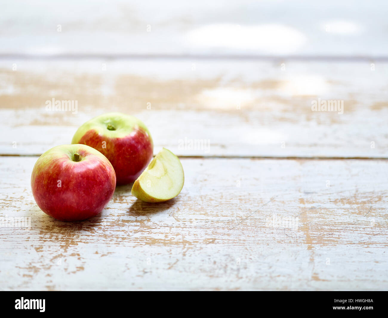 Pommes rouges sur fond blanc coffret bois Banque D'Images