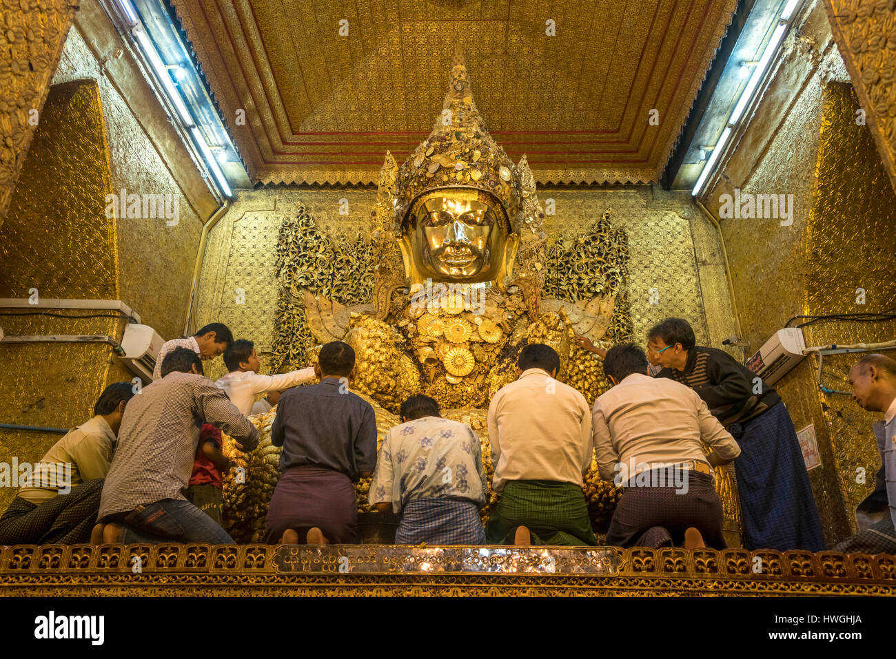 Les gens prier, Saint Bouddha en or dans la Pagode Mahamuni, Mandalay, Myanmar Banque D'Images