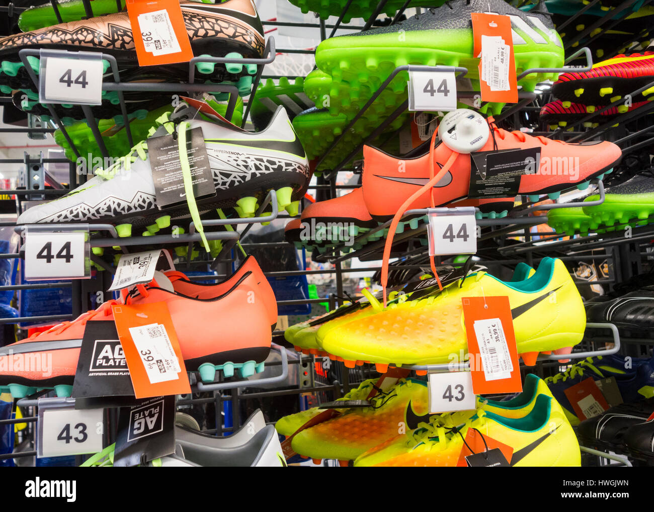 Chaussures de football dans chez Decathlon, Espagne Photo Stock - Alamy