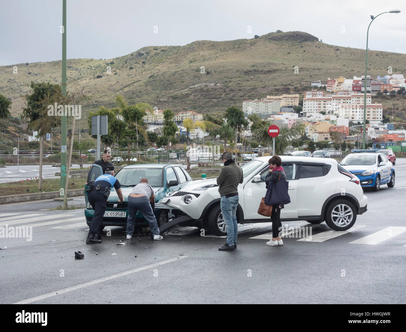 Accident de la circulation entre deux voitures en retail park en Espagne Banque D'Images