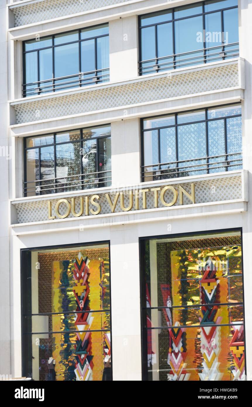 PARIS FRANCE 7 Juin 2015 : Louis Vuitton Champs Elysées shopfront Banque D'Images