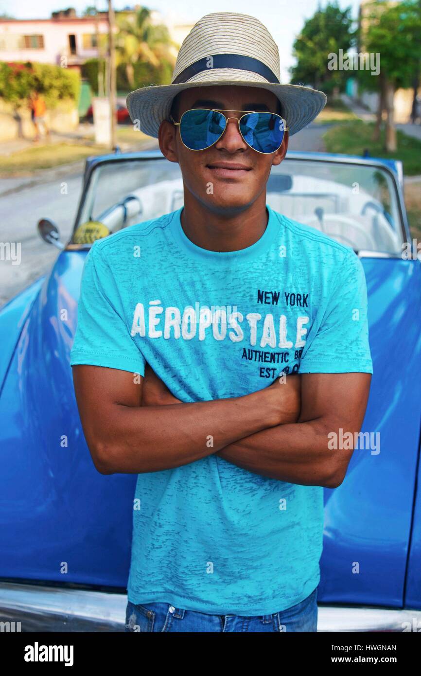 Cuba, La Havane, Vedado, chauffeur de taxi avec chapeau et lunettes de  soleil en face de sa vieille voiture américaine Photo Stock - Alamy