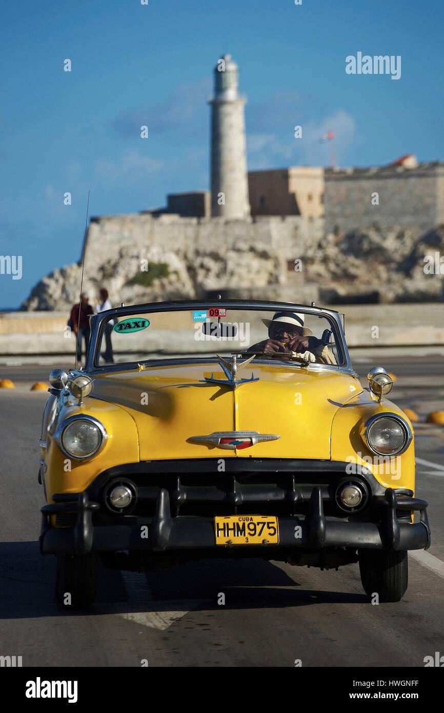 Cuba, La Havane, port de la vieille Havane, old american taxi voiture devant le fort El Morro Banque D'Images