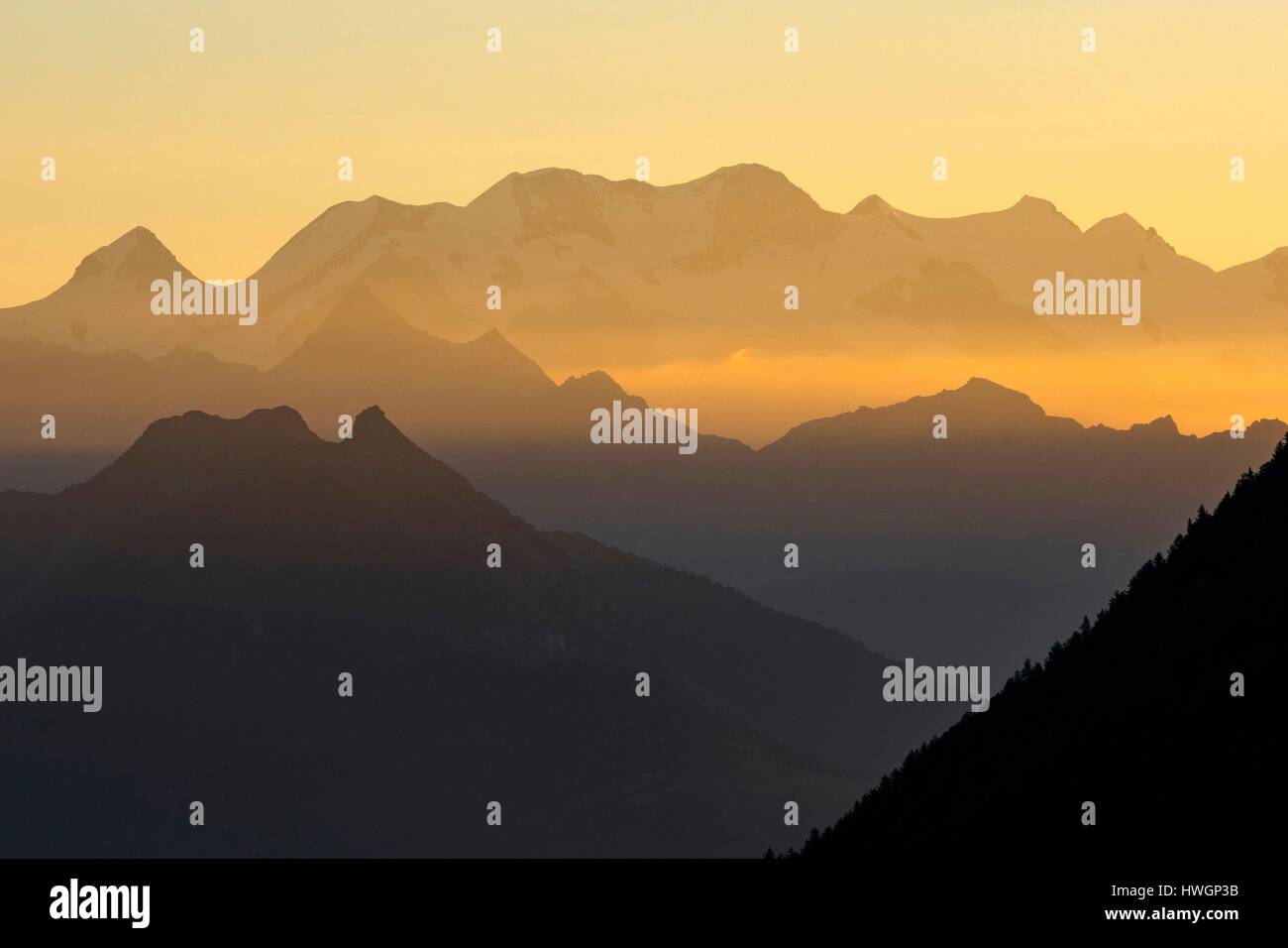 L'italie, valle d'Aosta, Aosta, Pila, lever du soleil sur le massif du Grand Combin (4314m) Banque D'Images