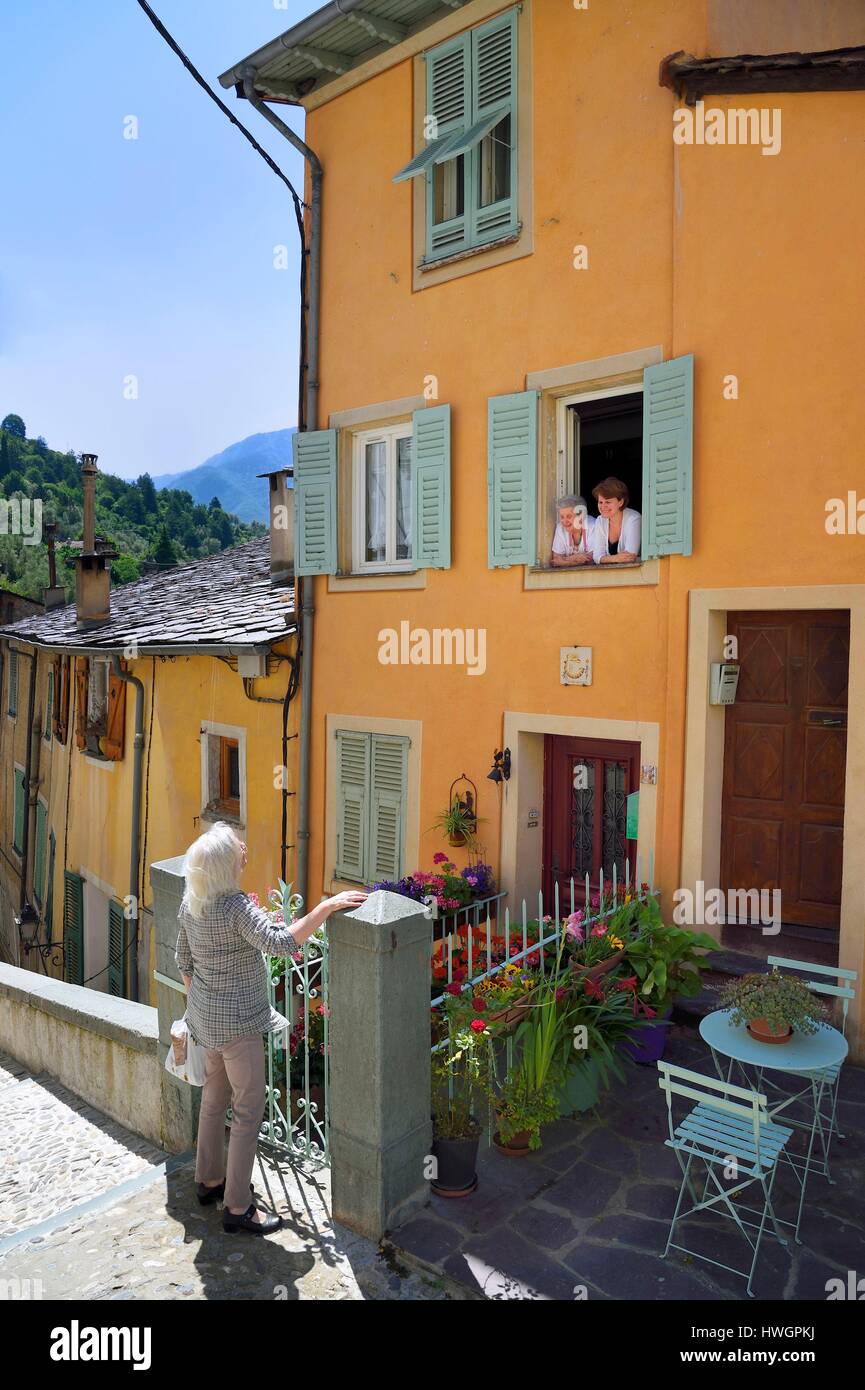 France, Alpes Maritimes, vallée de la Roya (arrière-pays niçois), au pied du Parc National du Mercantour, Saorge, deux habitants du village de discussion avec Mme Bresque, Maire de Saorge Banque D'Images