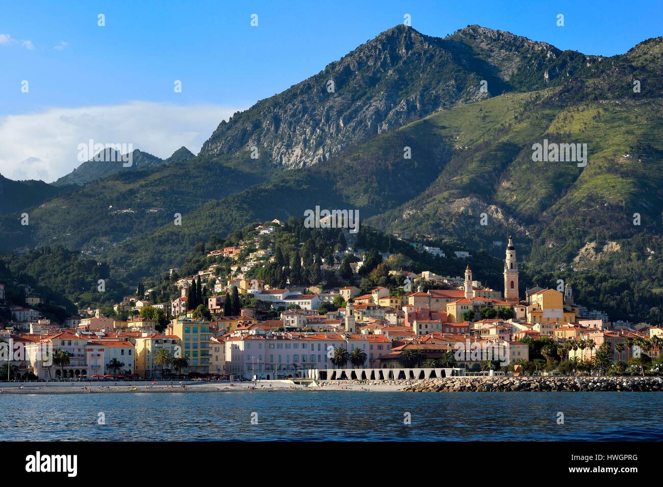 France, Alpes Maritimes, Menton, la vieille ville dominée par la Basilique St Michel, , Musée Jean Cocteau construit en 2008 par l'architecte Rudy Ricciotti en premier plan Banque D'Images