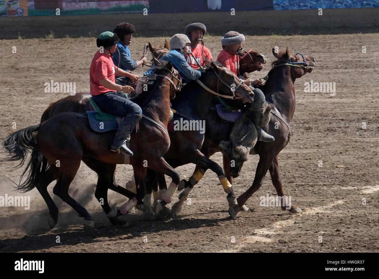 Le Kirghizistan, Chüy province, Bichkek, l'hippodrome de Bichkek, également connu sous le nom de buzkashi, kokpar kupkari et ulak tartysh au Kirghizistan est le sport d'Asie centrale à cheval dans lequel les joueurs tentent de placer une carcasse de veau ou de chèvre dans un but Banque D'Images