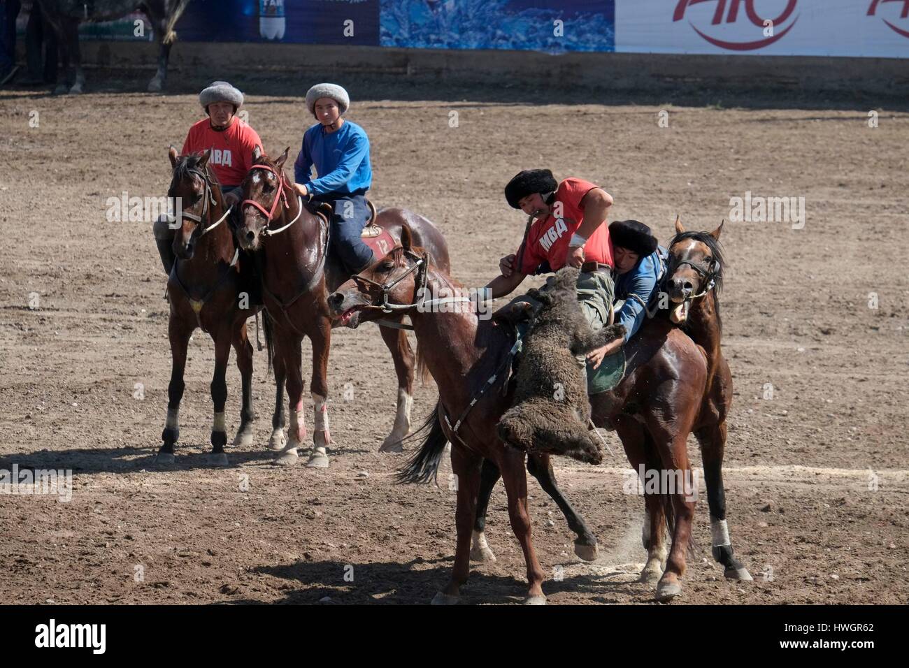 Le Kirghizistan, Chüy province, Bichkek, l'hippodrome de Bichkek, également connu sous le nom de buzkashi, kokpar kupkari et ulak tartysh au Kirghizistan est le sport d'Asie centrale à cheval dans lequel les joueurs tentent de placer une carcasse de veau ou de chèvre dans un but Banque D'Images