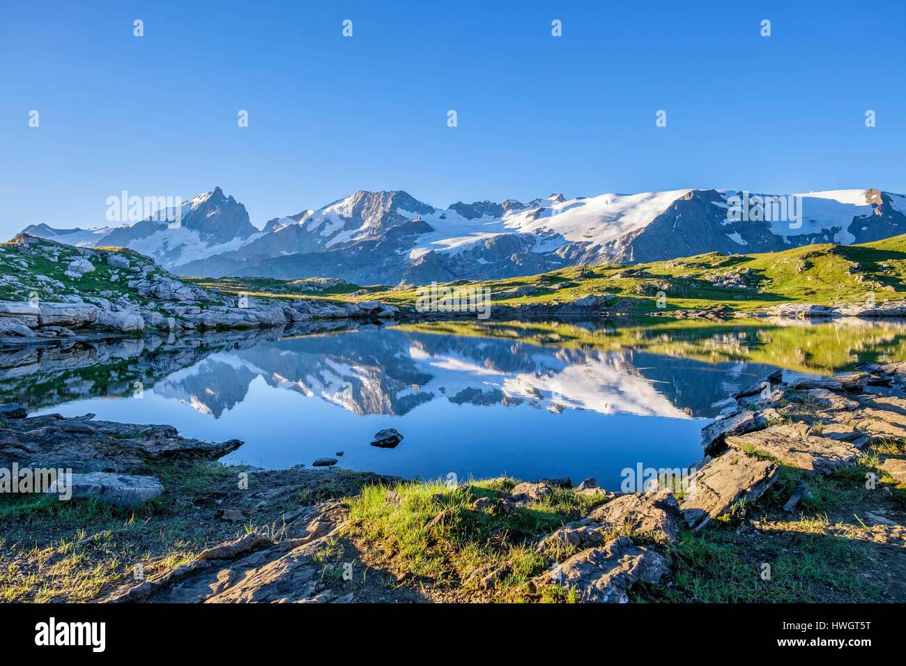 France, Savoie, massif de l'Oisans, la randonnée sur le plateau d'Emparis  sur le GR 54, le massif de la Meije se reflète dans le Lac Noir (alt :  2435m Photo Stock -