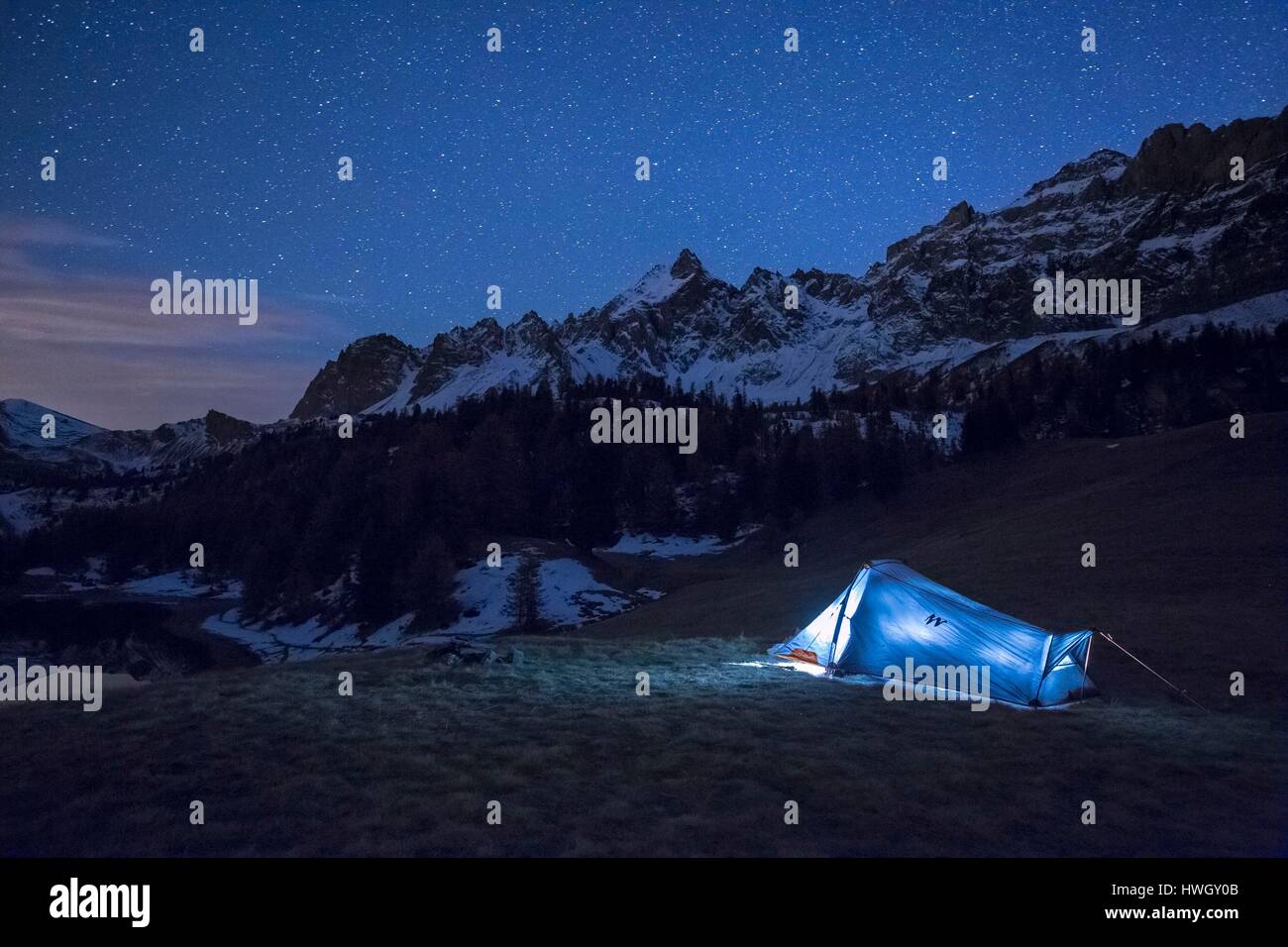 France, Hautes Alpes, Parc naturel régional du Queyras, Ceillac, bivouac sur le lac des prés Soubeyrand ou le lac Miroir (2214m) dominé par les pics de la Font Sancte (3385m) et la crête des Veyres (3000m) Banque D'Images