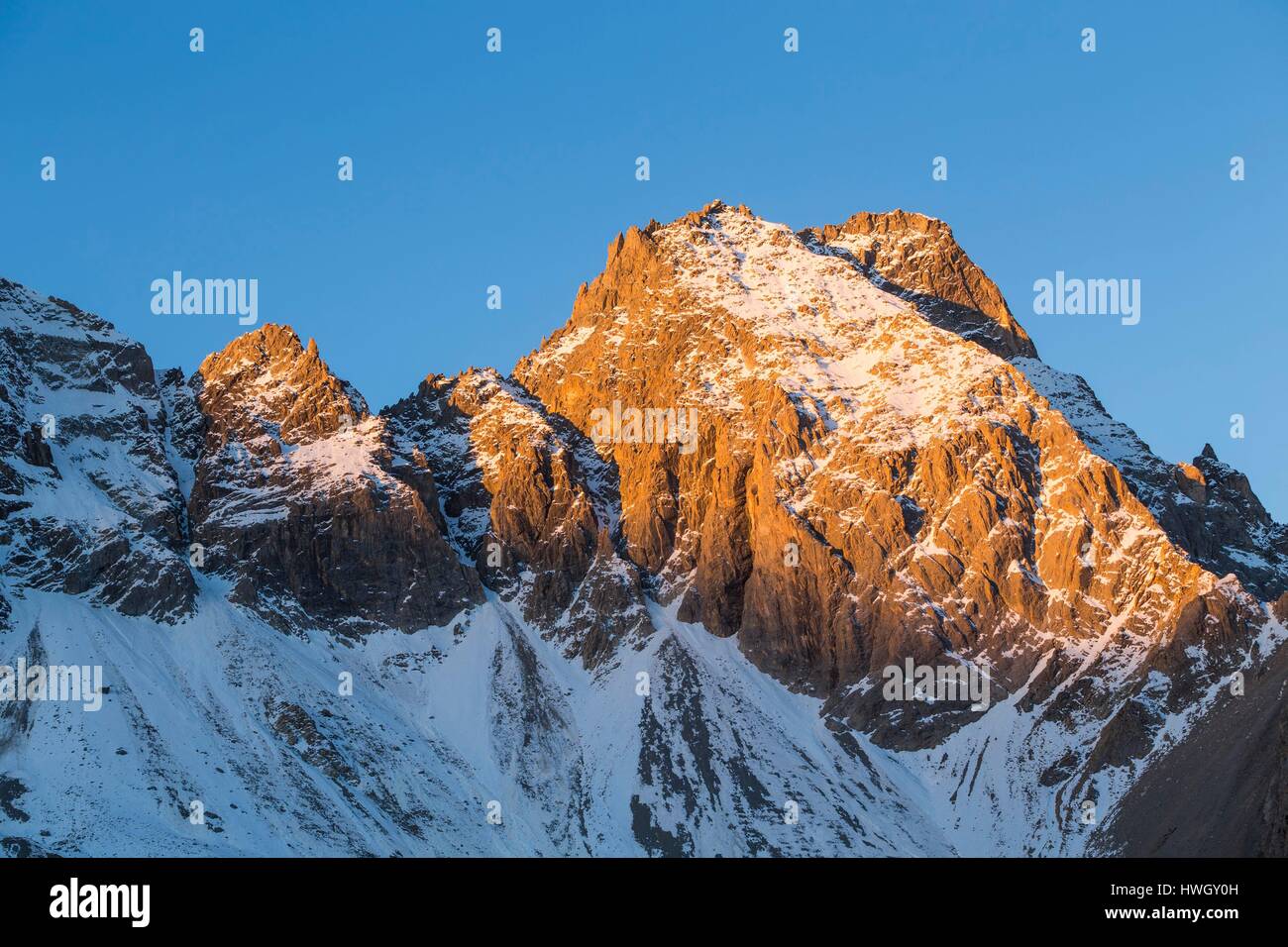 France, Hautes Alpes, Parc naturel régional du Queyras, Ceillac, les pics de la Font Sancte (3385m) soleil du soleil vu depuis le GR 5 près du lac Saint Anne (2415m) Banque D'Images