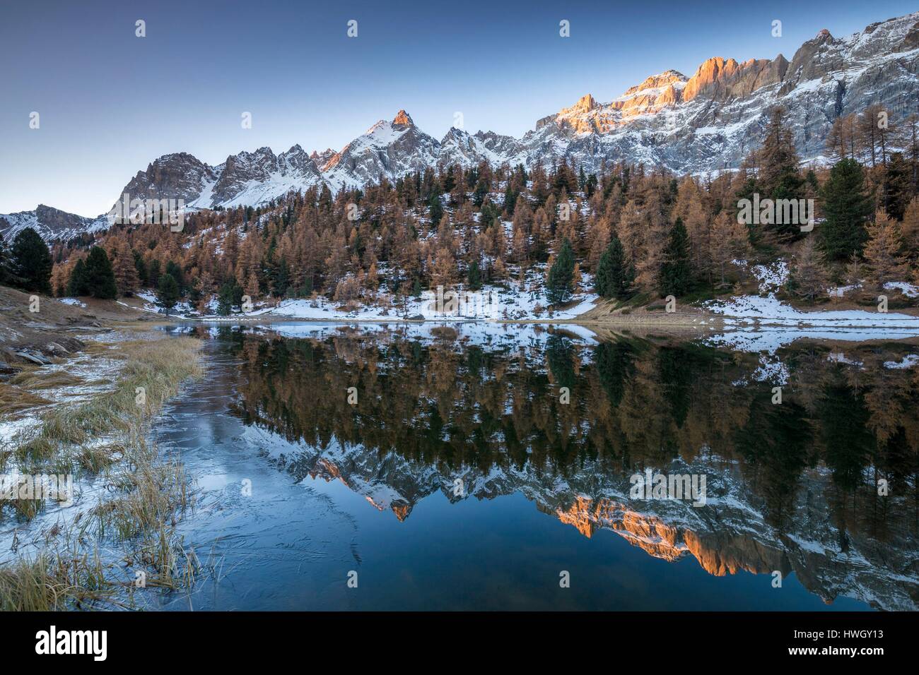 France, Hautes Alpes, Parc naturel régional du Queyras, Ceillac, lac des prés Soubeyrand ou le lac Miroir (2214m) dominé par les pics de la Font Sancte (3385 m) et la crête des Veyres (3000m) Banque D'Images