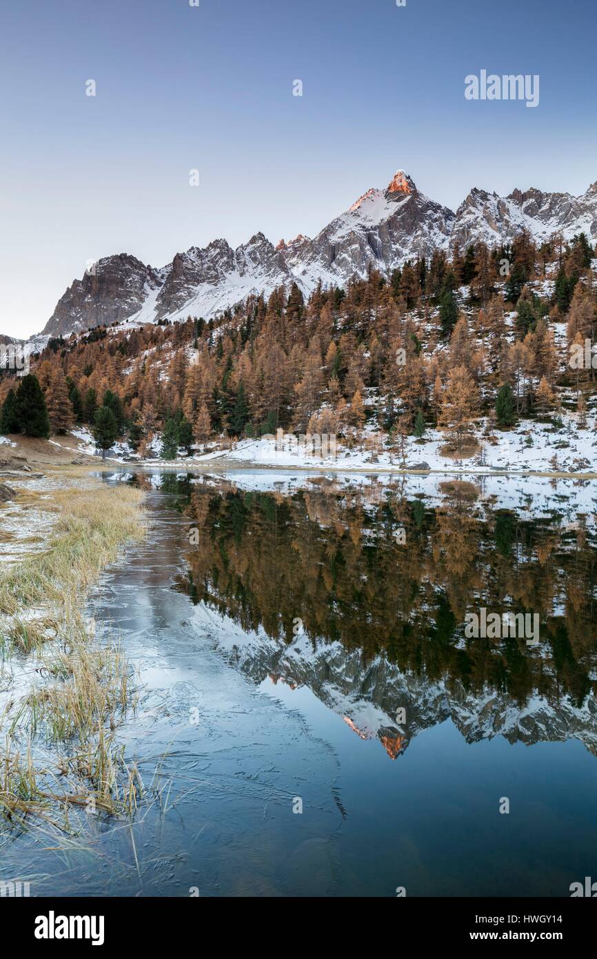 France, Hautes Alpes, Parc naturel régional du Queyras, Ceillac, lac des prés Soubeyrand ou le lac Miroir (2214m) dominé par les pics de la Font Sancte (3385m) Banque D'Images