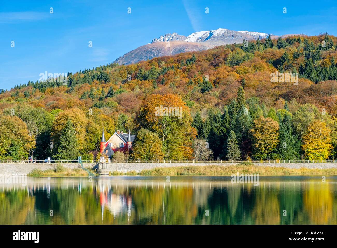 France, Isère, environs de Grenoble, région de la Matheysine, randonnée  pédestre sur le GR 549 autour du lacs de Laffrey, lac Mort et Taillefer  dans l'arrière-plan (alt : 2857m Photo Stock -
