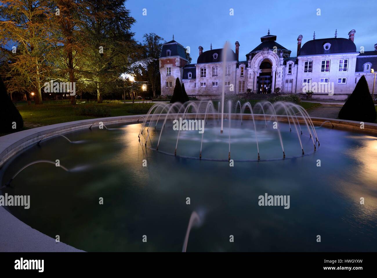 France, Jura, Lons le Saunier, Edward Guénon jardins spa, spas Ledonia en date du 19e siècle, l'étang, de l'eau jet Banque D'Images