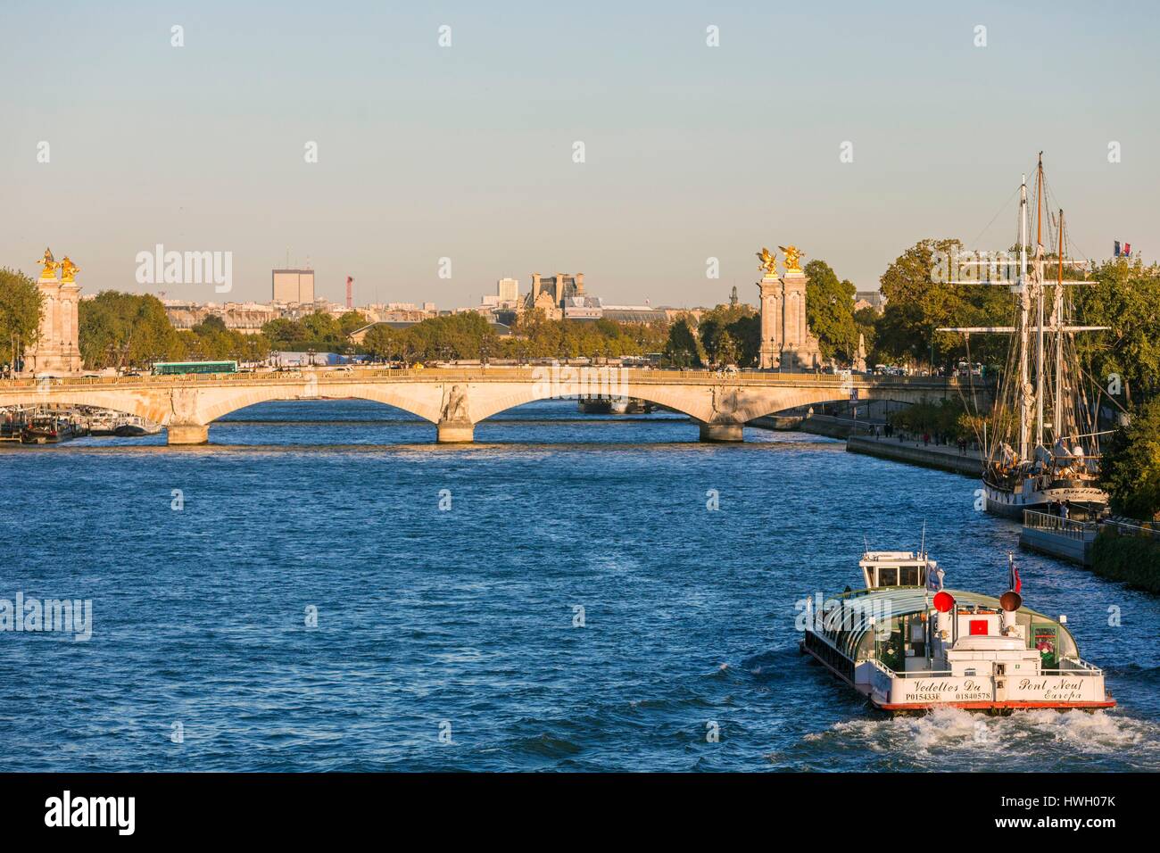 France, Paris, région classée au Patrimoine Mondial de l'UNESCO, un bateau-mouche et le Pont Alexandre III Banque D'Images