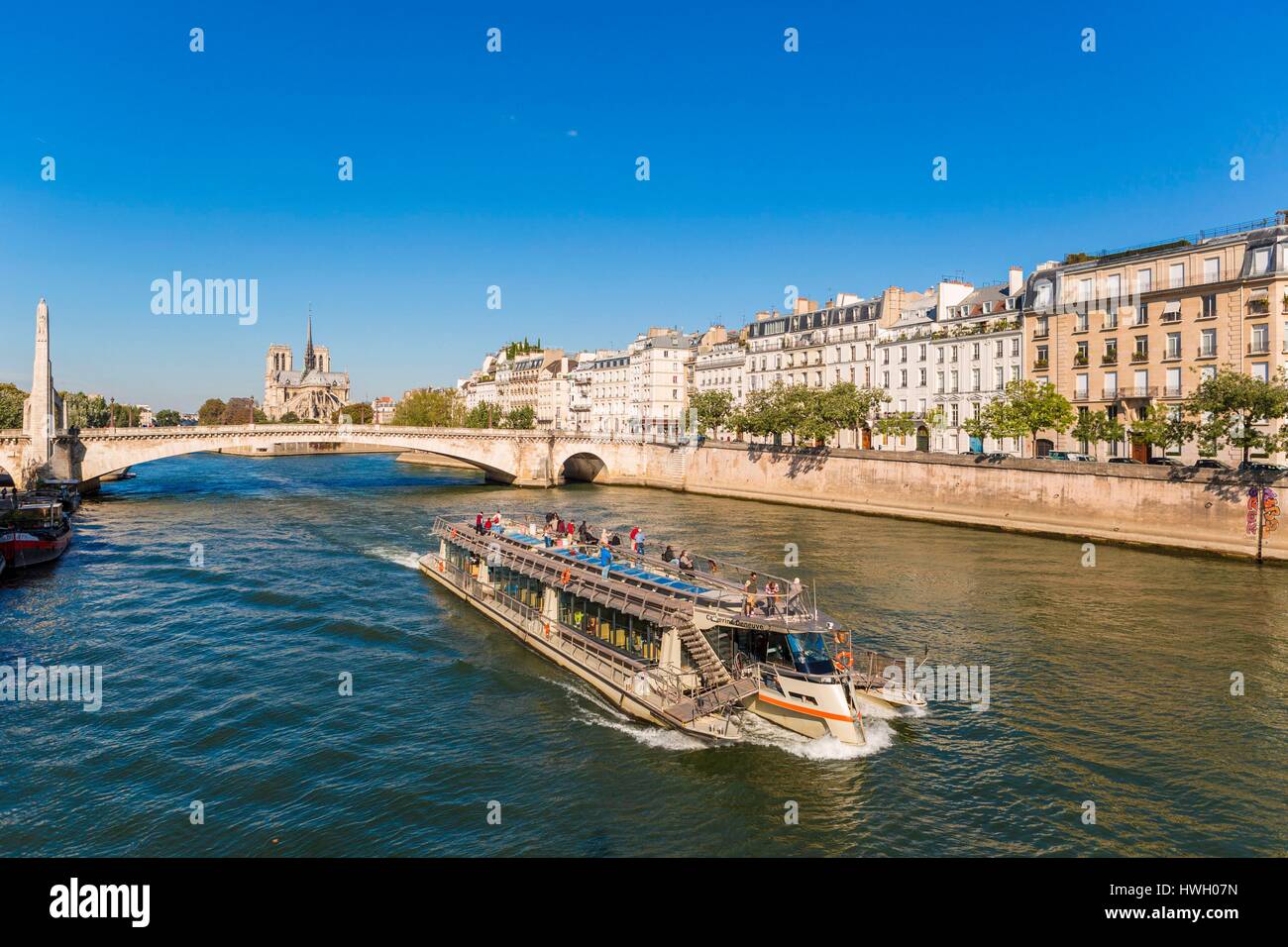 France, Paris, région classée au Patrimoine Mondial de l'UNESCO, Bateau-mouche le long des quais de l'île Saint Louis Banque D'Images