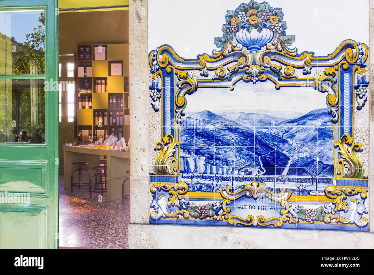 Le Portugal, la Vallée du Douro et son vignoble classé Patrimoine Mondial de l'UNESCO, le village de Whitehouse, de la gare et des azulejos illustrant les vignobles et vins de la boutique et produits locaux Banque D'Images