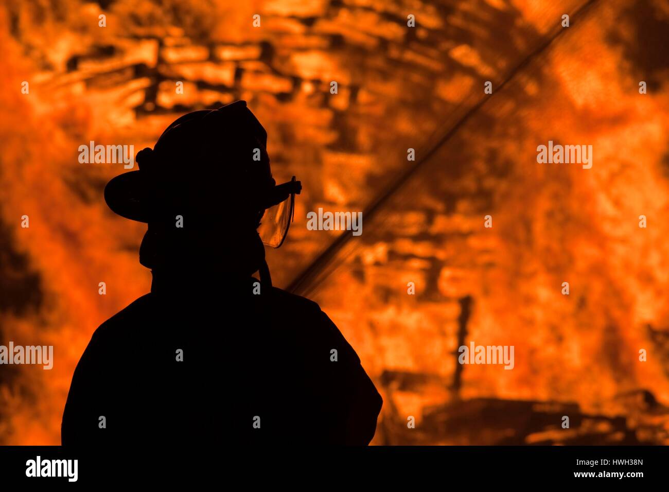 United States, Massachusetts, Cape Ann, Rockport, quatrième de juillet Maison de feu et les pompiers le contrôle de flammes Banque D'Images