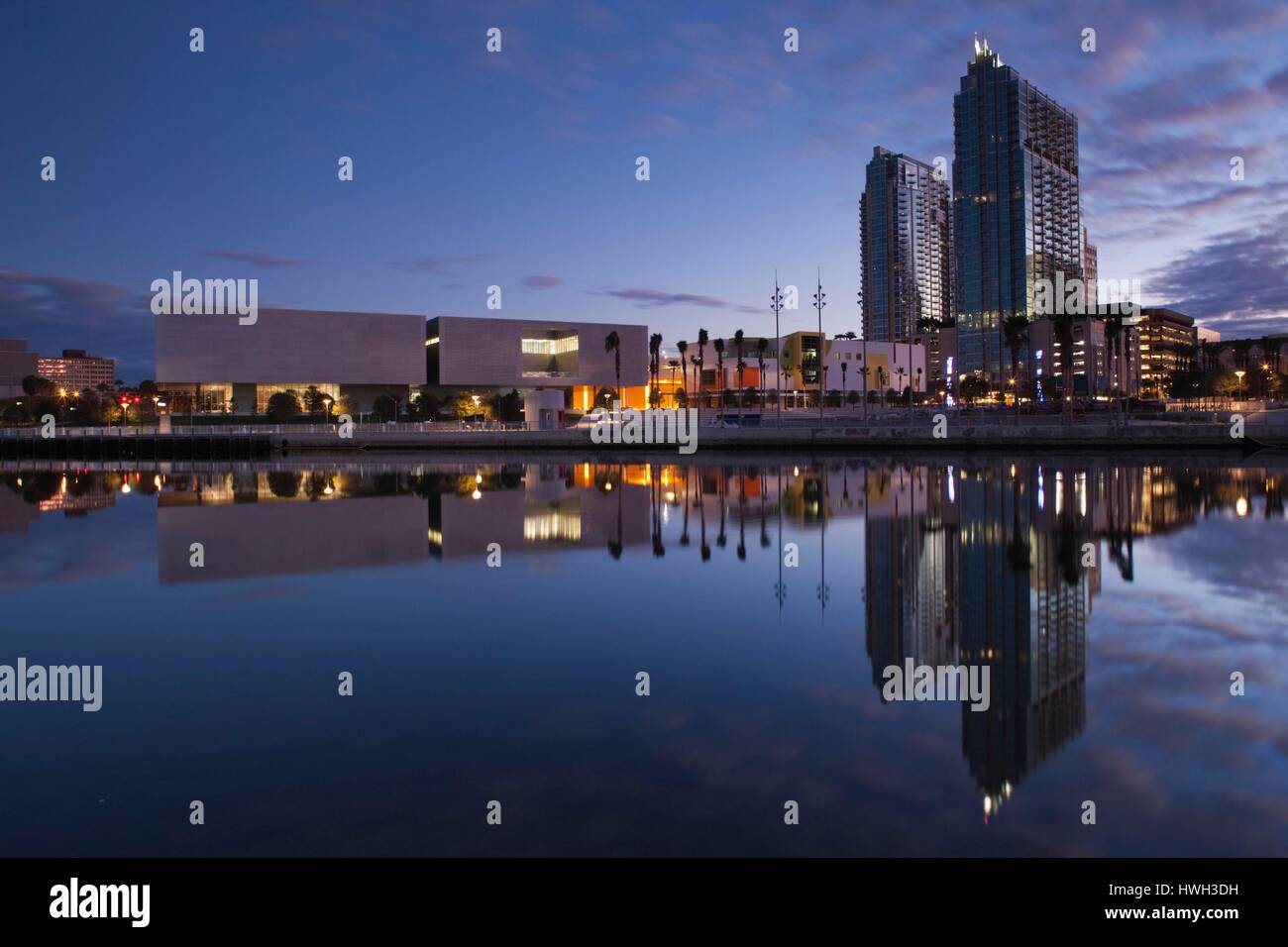 United States, Florida, Tampa, Tampa Museum of Art et les immeubles de grande hauteur, Dawn Banque D'Images
