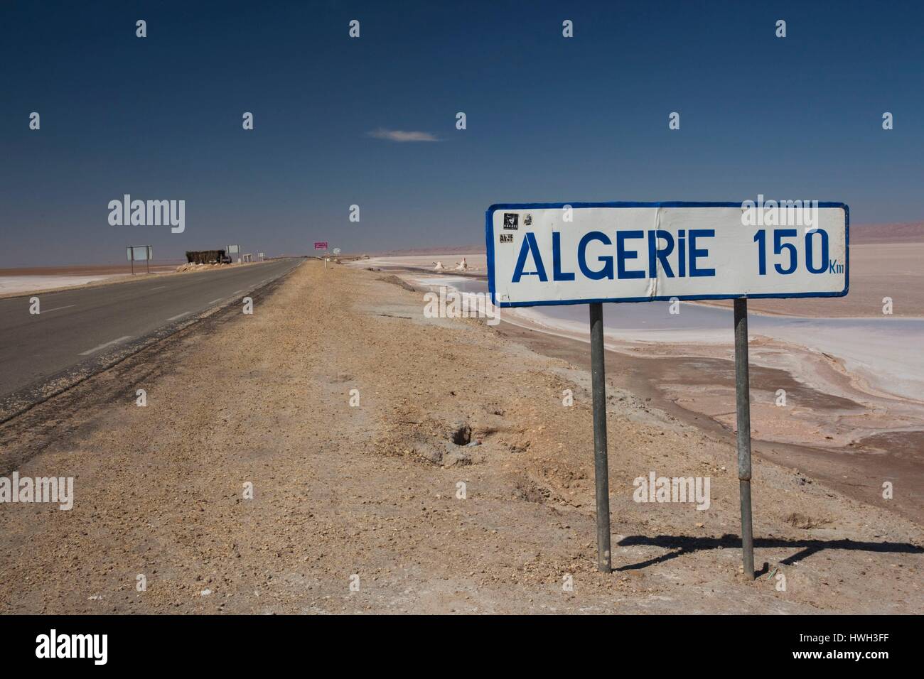 La Tunisie, la Région Provence, Tozeur, signe de route vers l'Algérie sur  la route P 16 Photo Stock - Alamy