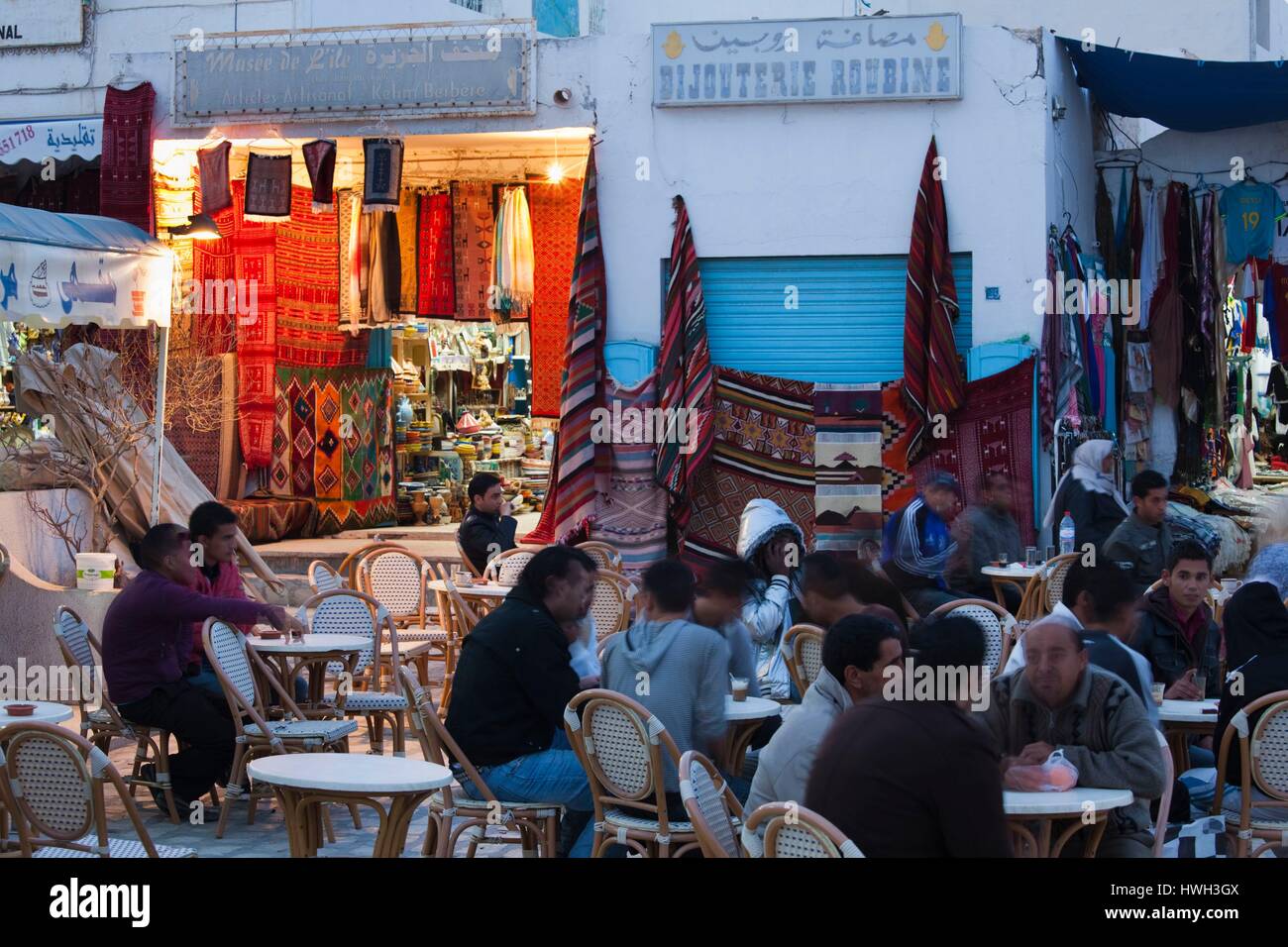 La Tunisie, l'île de Djerba, Houmt Souk, outdoor cafe Banque D'Images