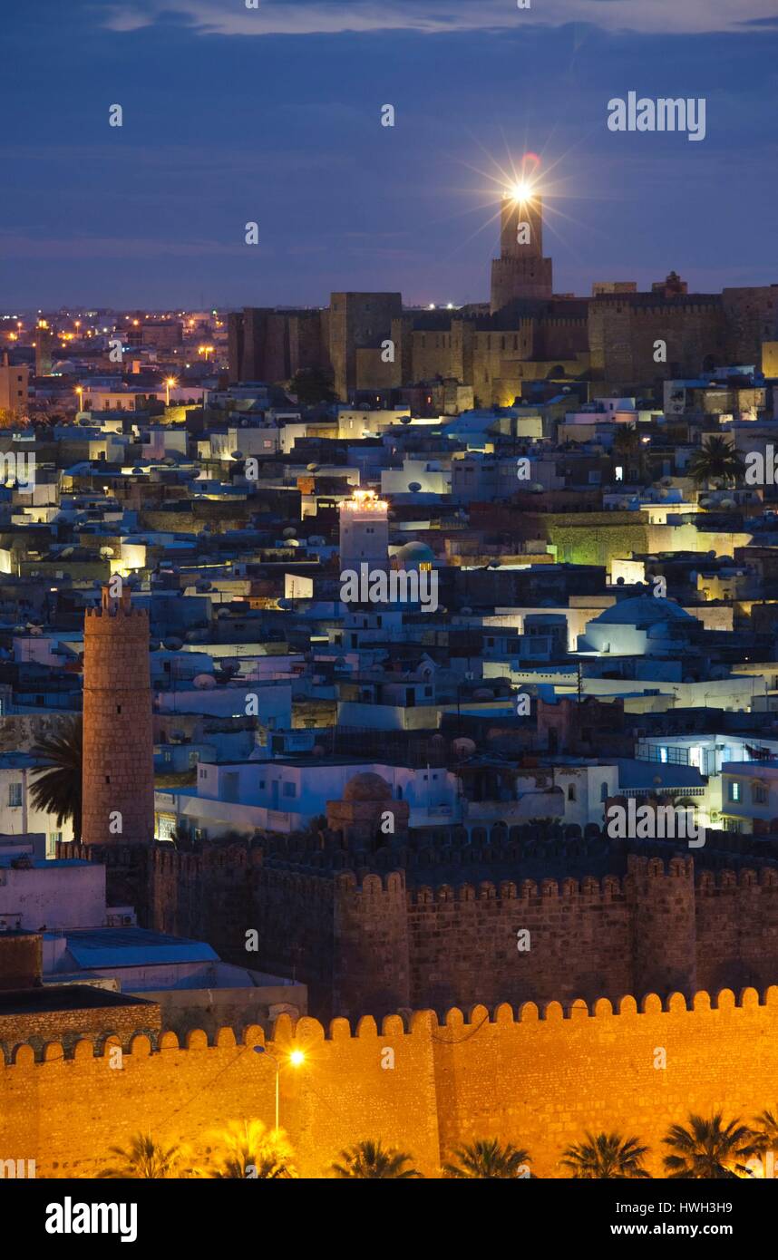 La Tunisie, la Côte Centrale de Tunisie, Sousse, augmentation de la vue sur la médina et la Kasbah towrds Musée Archéologique de Sousse, soir Banque D'Images