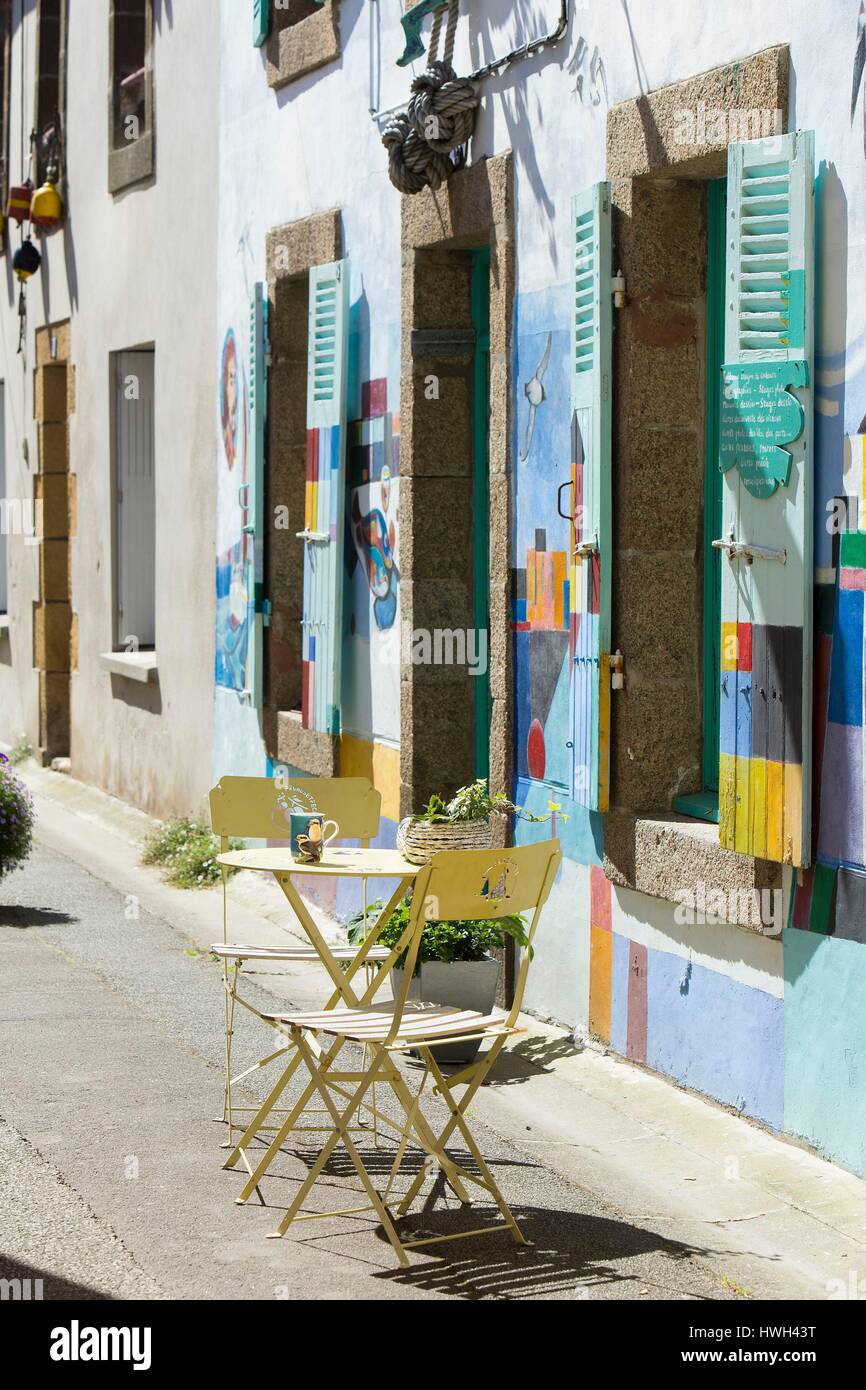 La France, Finistère, Parc naturel régional d'Armorique (parc naturel régional d'Armorique), Parc Naturel marin d'Iroise Parc Naturel marin d'Iroise (), presqu'île de Crozon, Camaret sur Mer, façade de la galerie d'art le bouchon dans le quartier Saint Thomas aussi appelé le quartier des artistes Banque D'Images