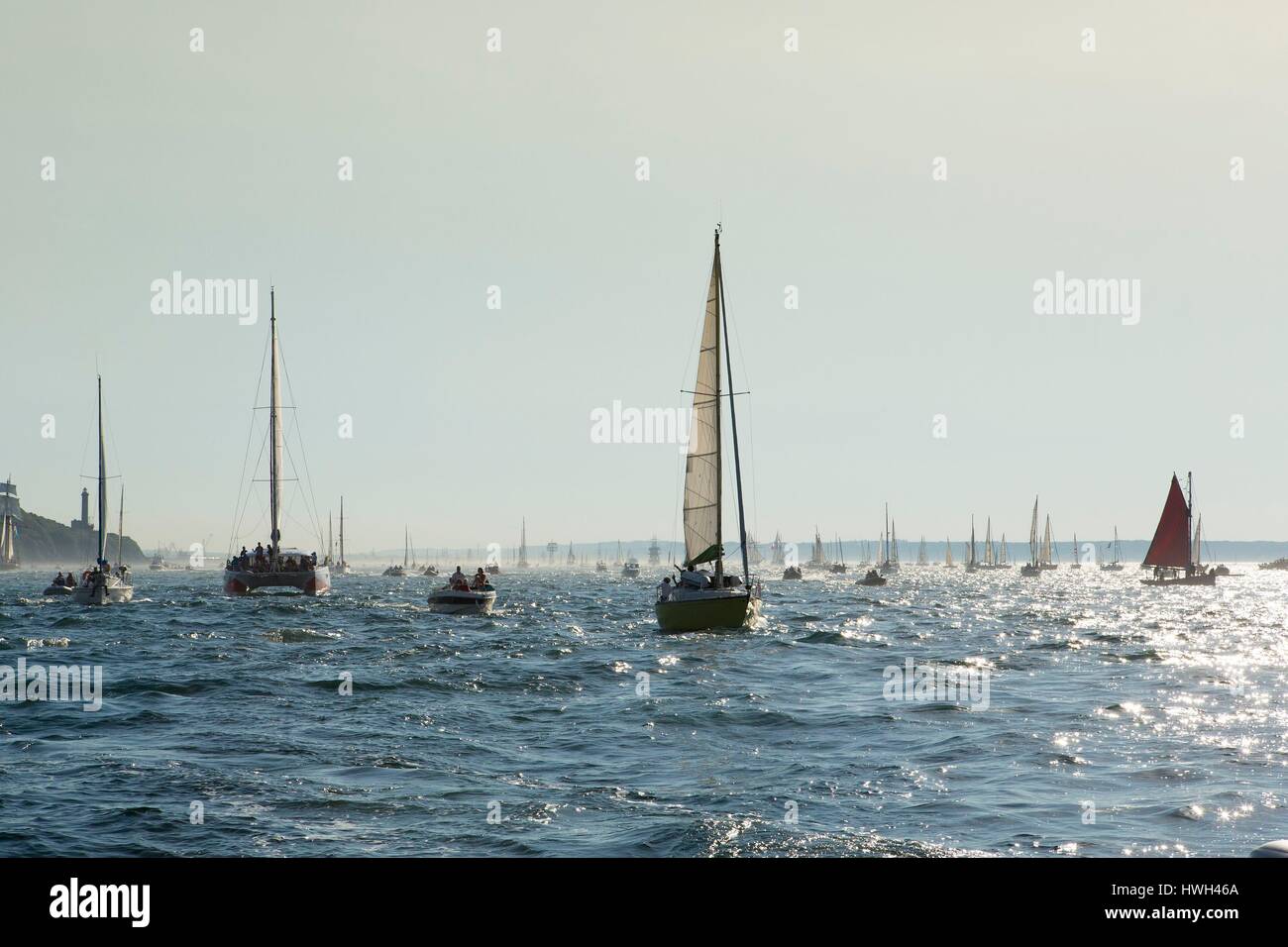 La France, Finistère, Brest, fêtes maritimes internationales de Brest 2016 fête maritime internationale Brest 2016), grand rassemblement de la voile et du yachting et des marins et des gens de mer, la flottille de voiliers durant la Grande Traversee (la grande traversée) entre Brest et Douarnenez Banque D'Images