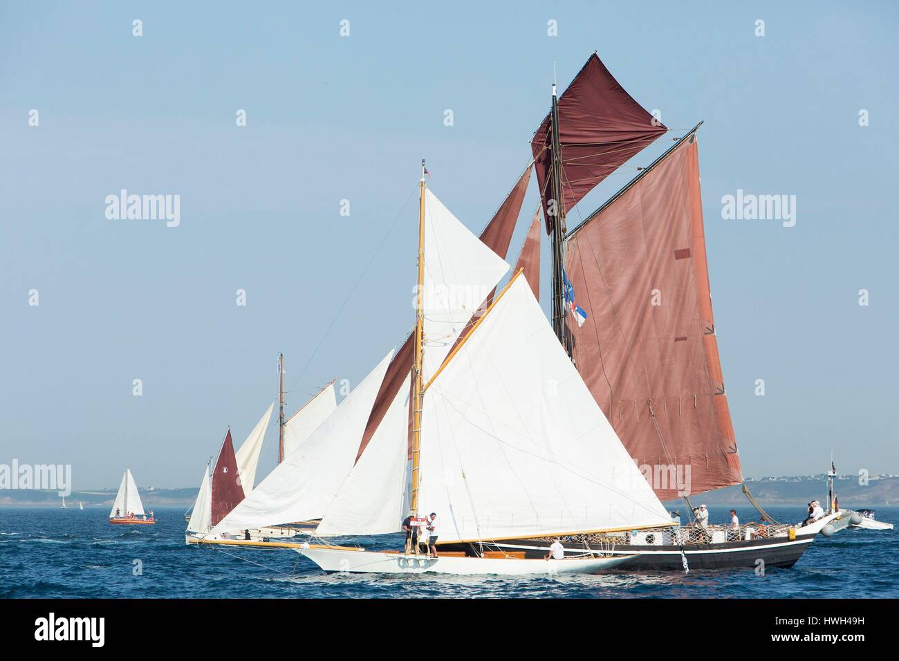 La France, Finistère, Brest, fêtes maritimes internationales de Brest 2016 fête maritime internationale Brest 2016), grand rassemblement de la voile et de la plaisance et de marins et de mer, voiliers durant la Grande Traversee (la grande traversée) entre Brest et Douarnenez Banque D'Images