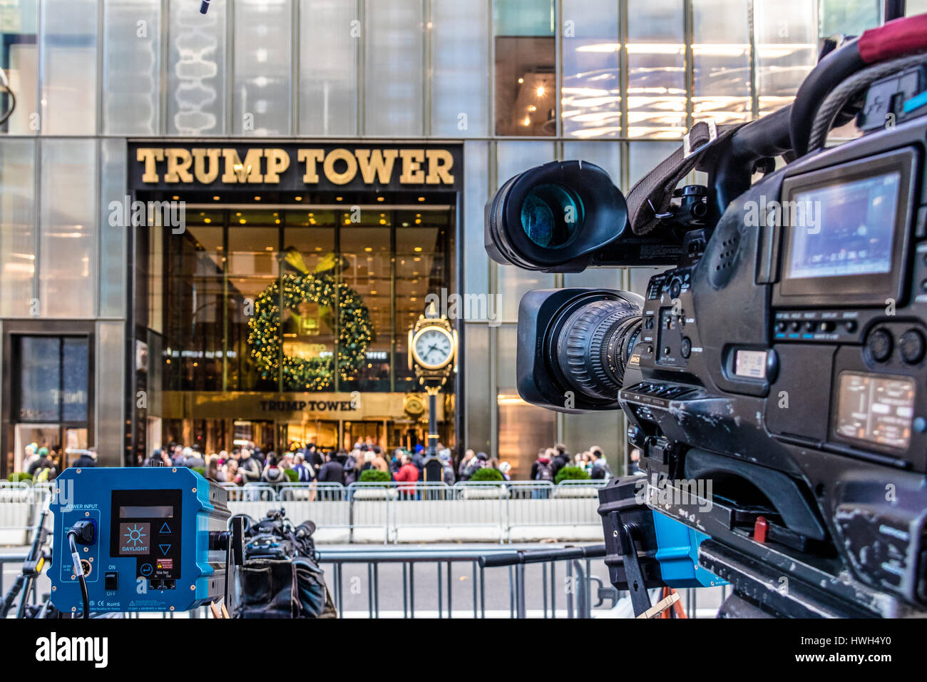 Équipements caméra support l'enregistrement de la face de Trump Tower, résidence du président élu, Donald Trump Banque D'Images