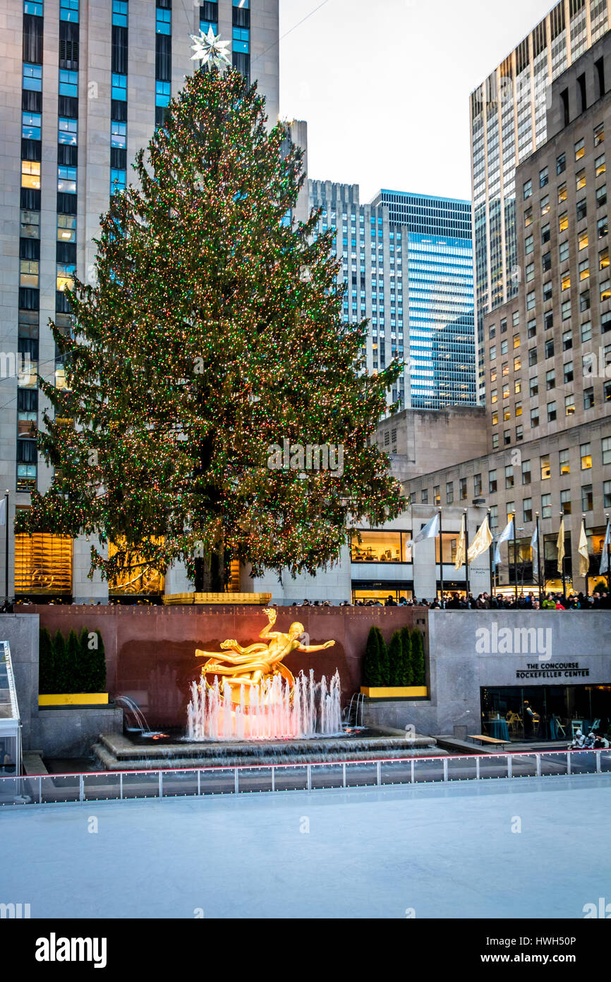 Rockefeller Center decorated Christmas Tree - New York, USA Banque D'Images