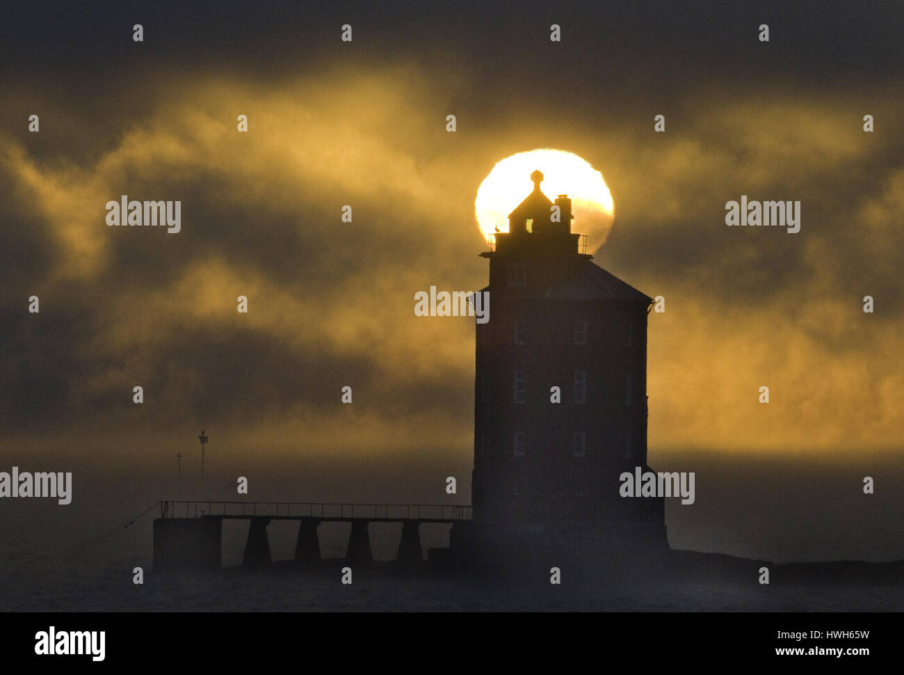 'Sundown dans le phare, la Norvège, la Norvège, l'Trondheimsfjord, Kjeungskj ?r fyr, le Soleil, soleil, coucher du soleil, coucher du soleil, la météo, la météo, la mer de brouillard, brouillard, dung, bof Banque D'Images