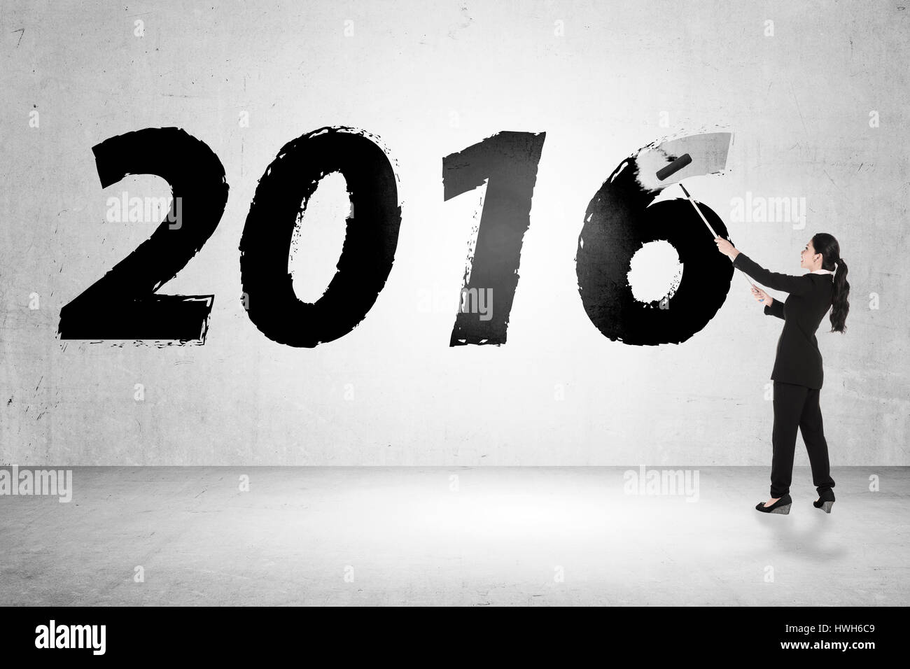 L'homme d'affaires de la brosse avec de la peinture en 2016. Business concept cible Banque D'Images